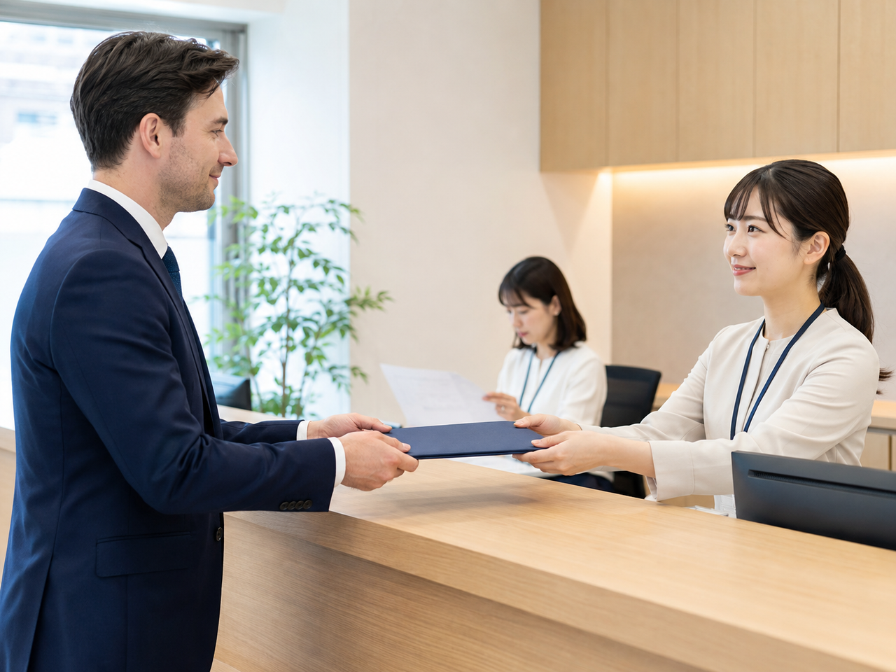経営・管理ビザ申請の書類を窓口へ提出する外国人経営者