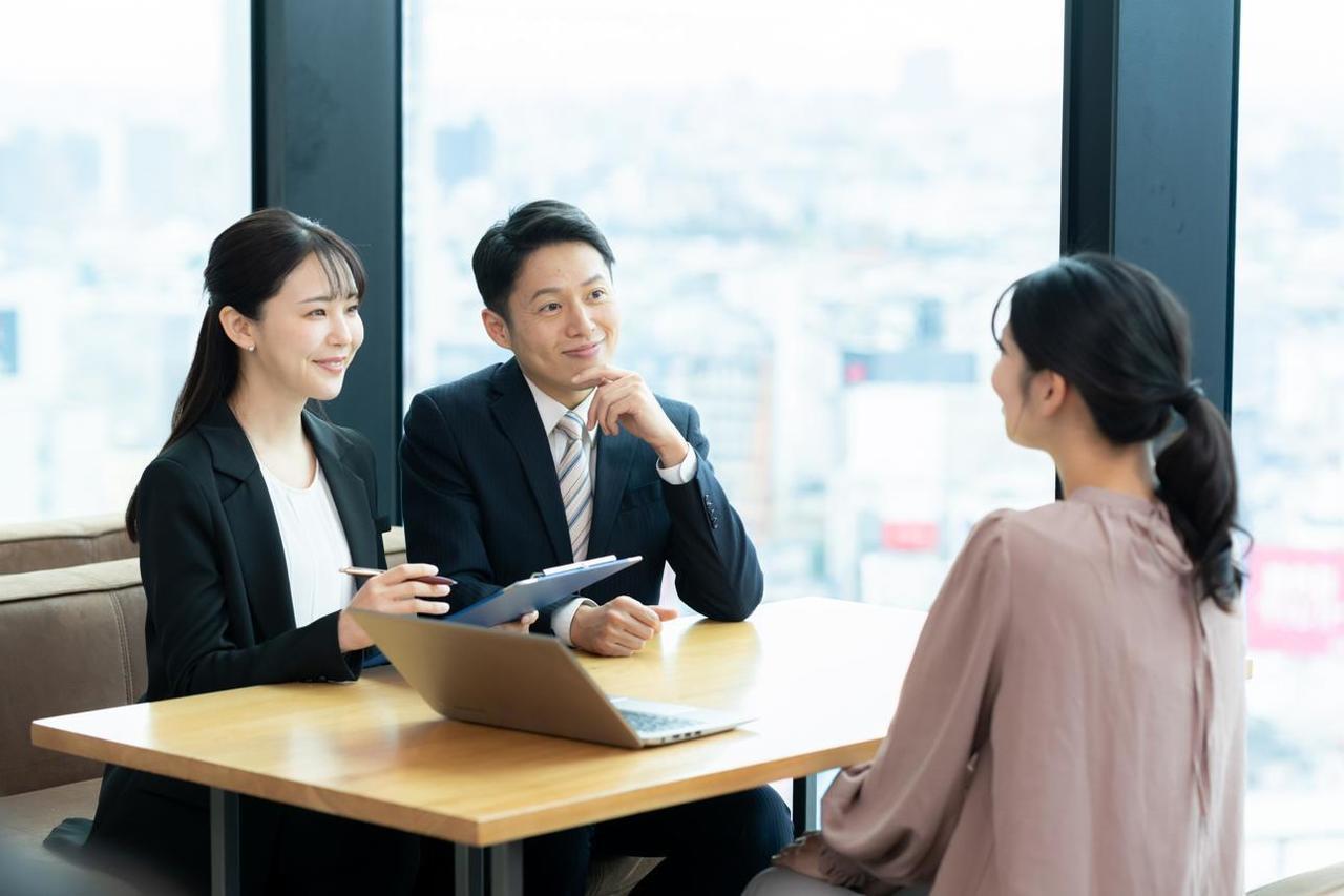 相談者の話を聞く担当者のイメージ